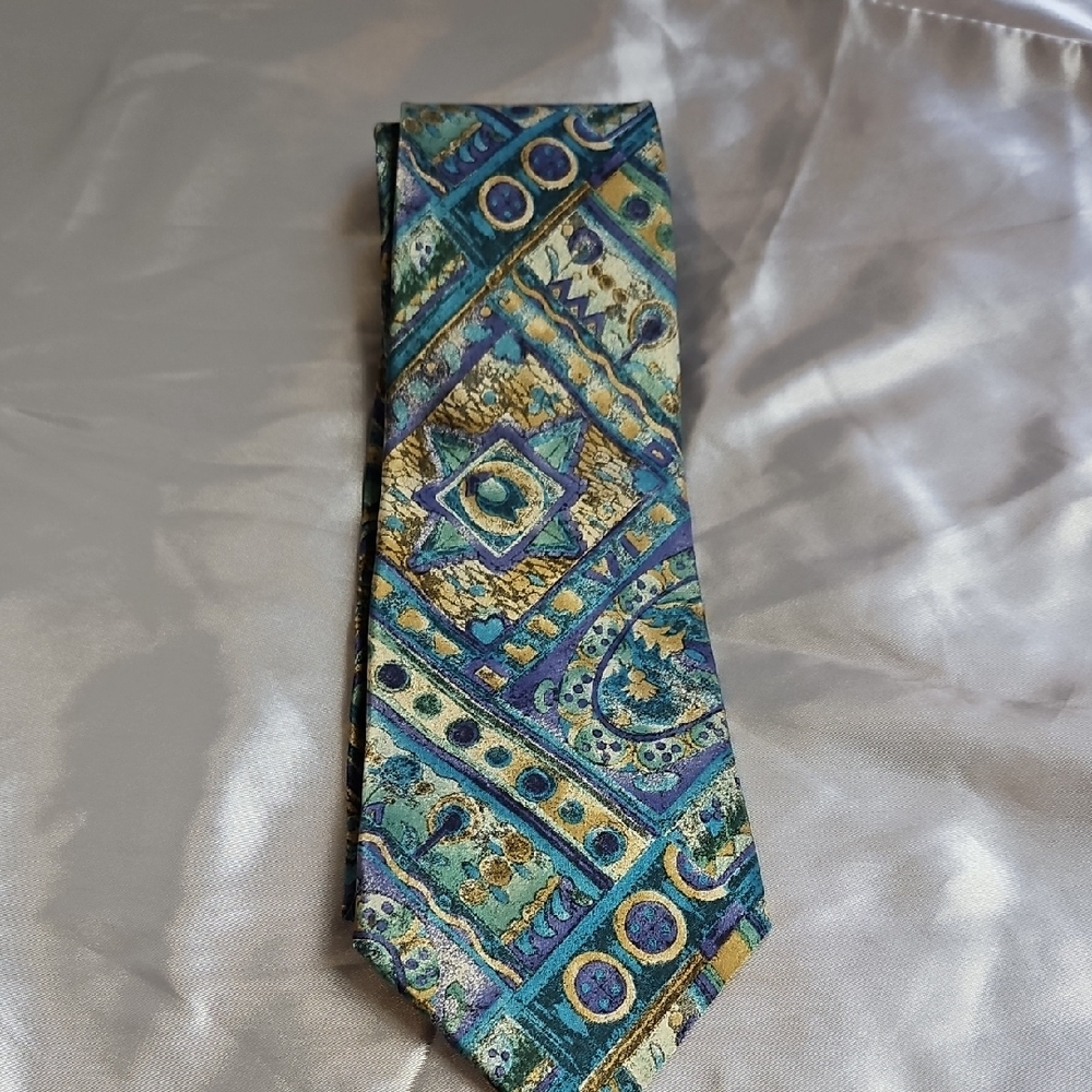 VAN HEUSEN CLASSIC COLLECTION SILK TIE FLORAL DECO